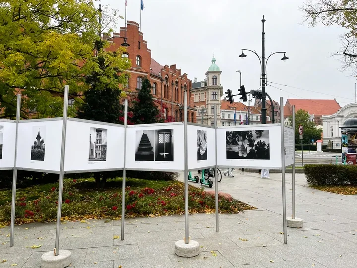 Toruń i Kowno na 20 planszach. Plenerowa wystawa na placu