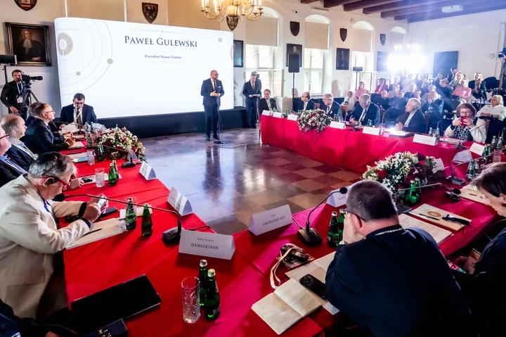 Toruń znów staje się stolicą dialogu. Po 380 latach w Ratuszu Staromiejskim rozbrzmiewają rozmowy o pokoju