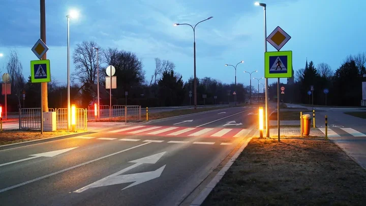 Nowe światła przy przejściach w Toruniu. Safepass ostrzeże kierowców