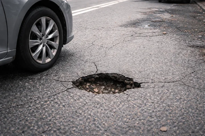 Wiosenne łatanie nawierzchni w Toruniu – drogowcy ruszają na ulice po zimie