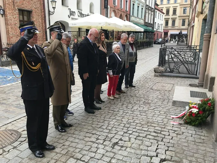 W Toruniu oddano hołd bohaterom getta – pamięć wróciła pod tablice przy Szczytnej