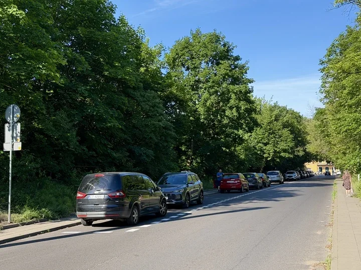 Przy dworcu przybyło 30 miejsc parkingowych. Zmiana po latach ograniczeń