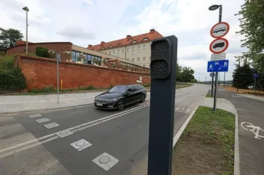 Awaria słupków na Bulwarze. Tymczasowa blokada ma zatrzymać auta
