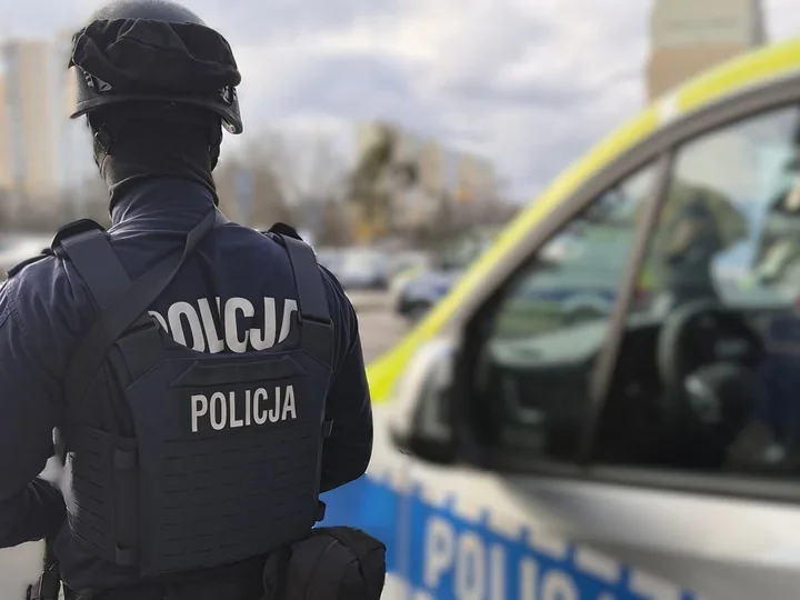 Jechali na odprawę, zatrzymali się przy 70-latku. Użyli AED