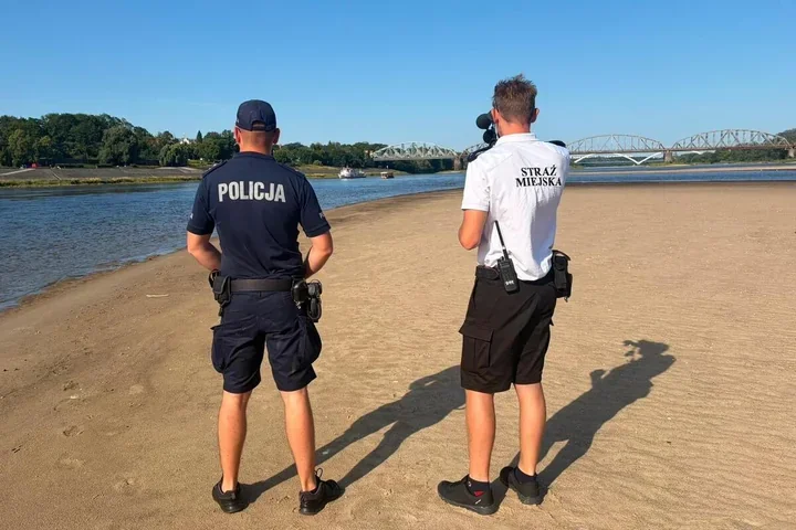 Toruńscy policjanci patrolują Wisłę - sprawdzają też sprzęt pływający