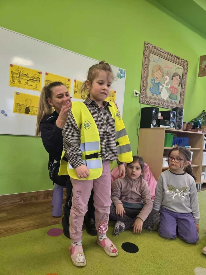 Policjantka uczyła przedszkolaków - odblaski w centrum lekcji
