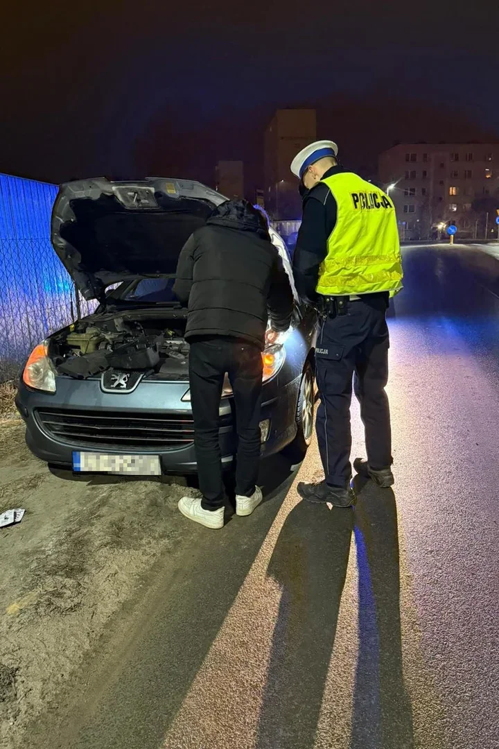 Drogówka z Torunia zepchnęła ze środka jezdni zepsutego Peugeota