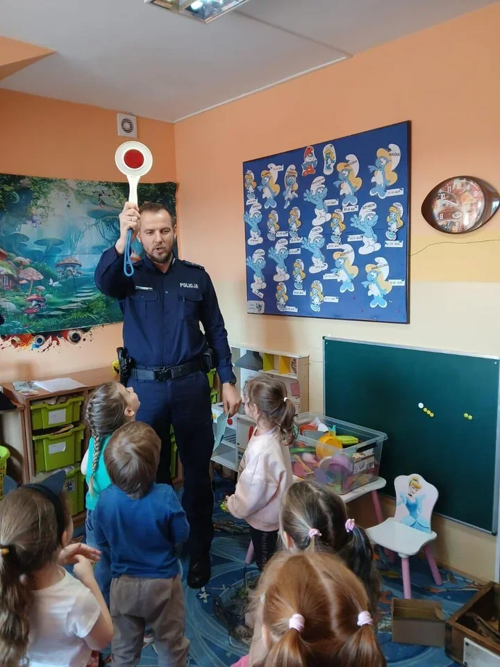 Przedszkolaki z Obrowa dostały odblaski - policja i leśniczka uczyły bezpieczeństwa