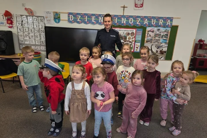 Przedszkolaki poznały policyjne tajniki ruchu - lekcja, która może uratować życie