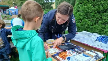Policjanci z Torunia przypomnieli o kaskach i zasadach bezpieczeństwa