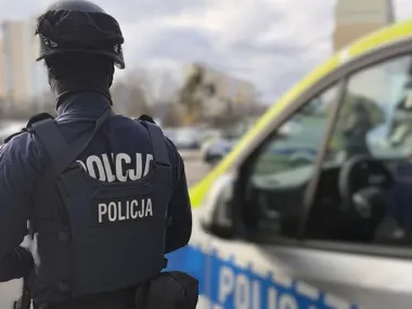 Jechali na odprawę, zatrzymali się przy 70-latku. Użyli AED