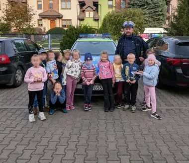 Policyjna tarcza i radiowóz w przedszkolu. Toruńskie dzieci uczyły się bezpieczeństwa