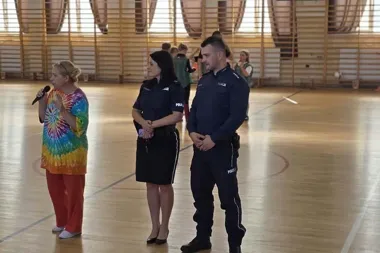 Policjanci rozmawiali z uczniami o przemocy. Potem zagrali z nimi mecz