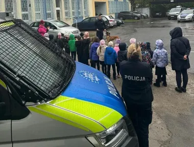 63 uczniów w komisariacie. Zobaczyli policyjnego psa i radiowóz