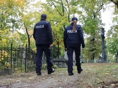 Tłumy przy toruńskich cmentarzach. Policja ostrzega przed kradzieżami