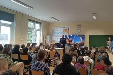 Spotkanie w szkole - policjant obnażył ryzyka hejtu i cyberprzemocy