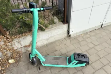 Prawie dwa promile na hulajnodze - patrol z Rubinkowa przerwał nocną jazdę