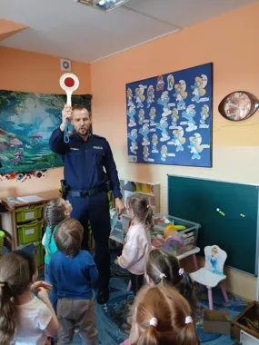 Przedszkolaki z Obrowa dostały odblaski - policja i leśniczka uczyły bezpieczeństwa