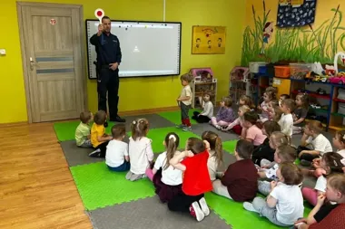 Radiowóz i sygnały świetlne oczarowały przedszkolaków w Obrowie