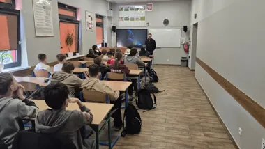 Profilaktyka zamiast kary - policja w Górsku uczy uczniów, gdzie szukać pomocy