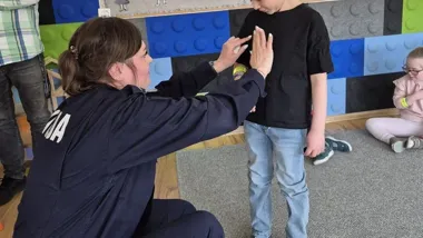 Magiczna tuba i 112 - policjanci z Torunia uczyli przedszkolaki bezpieczeństwa
