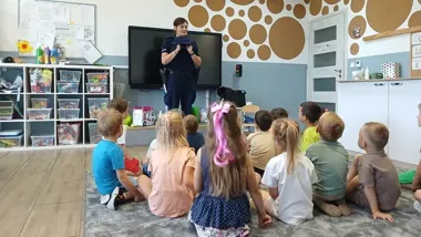 Po zmroku liczy się ten szczegół. Policjanci pokazali go dzieciom