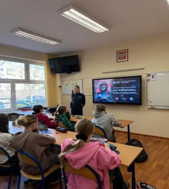 Nagrane zdjęcia i szantaż emocjonalny - policjantka z Rubinkowa w szkole