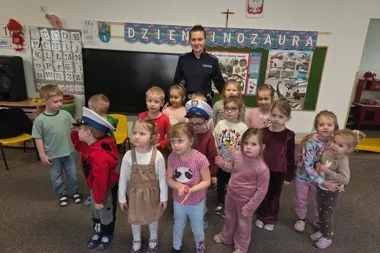 Przedszkolaki poznały policyjne tajniki ruchu - lekcja, która może uratować życie