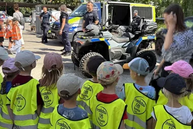 Przedszkolaki zajrzały do komisariatu - pies służbowy przyciągnął uwagę