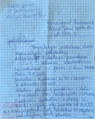 Ręcznie napisane podanie złożone na Komisariat Policji Tarnów-Śródmieście, opisujące zdarzenie drogowe z udziałem autobusu i samochodu.