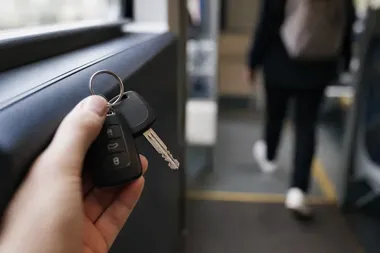 Właściciele aut pojadą za darmo pociągami i autobusami