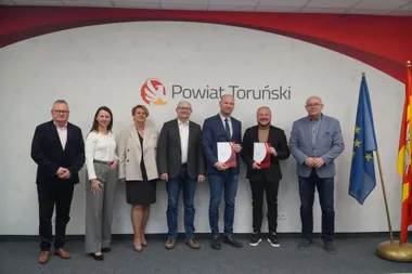 Na powiatowych drogach pojawią się wyniesione przejścia i solarne światła