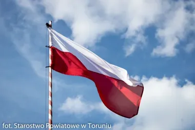 Maj zaczyna się od pamięci. Trzy święta, które układają polski kalendarz