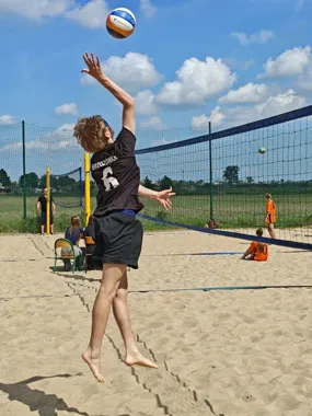 Piasek, emocje i głośny doping. Plażówka w Zelgnie rozgrzała powiat do czerwoności