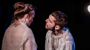 Półmrok, intensywne błyski i duet na scenie WOAK w Toruniu